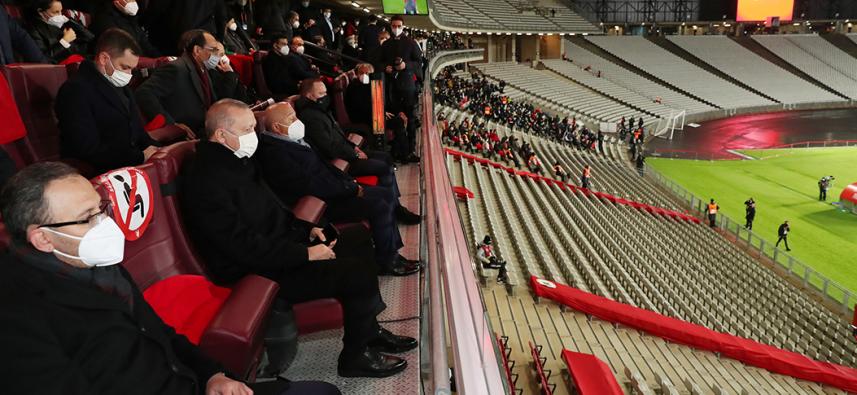 <Cumhurbaşkanımız Erdoğan, A Milli Futbol Takımı’nı Letonya maçında yalnız bırakmadı